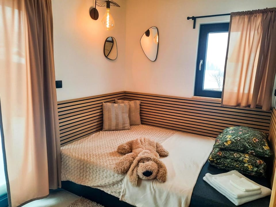 Bed, View (from property/room), Photo of the whole room, Decorative detail, Bedroom, Garden view, Mountain view, Area and facilities, locker, towels