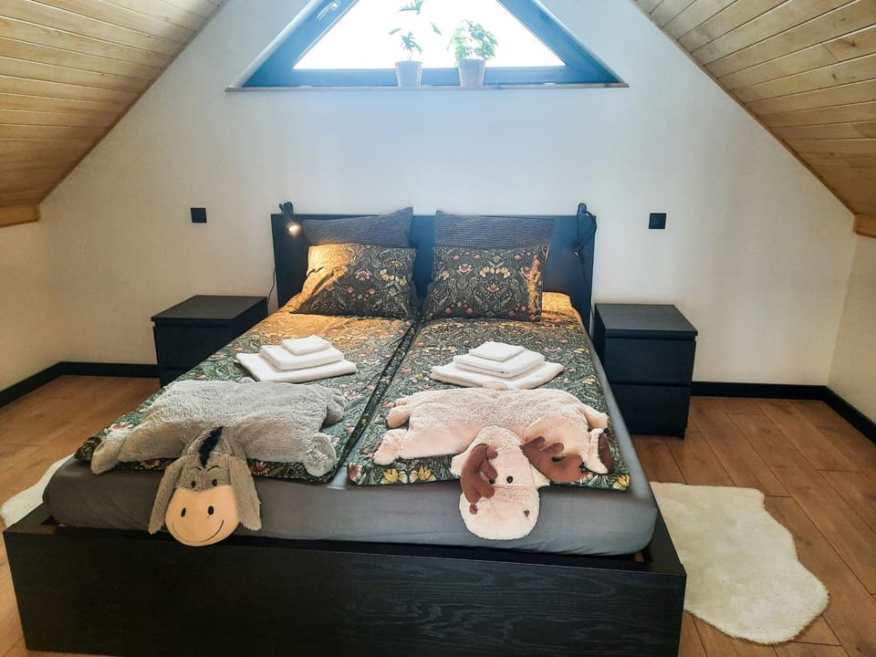 Bed, Photo of the whole room, Decorative detail, Bedroom, Area and facilities, hair dresser, locker, towels
