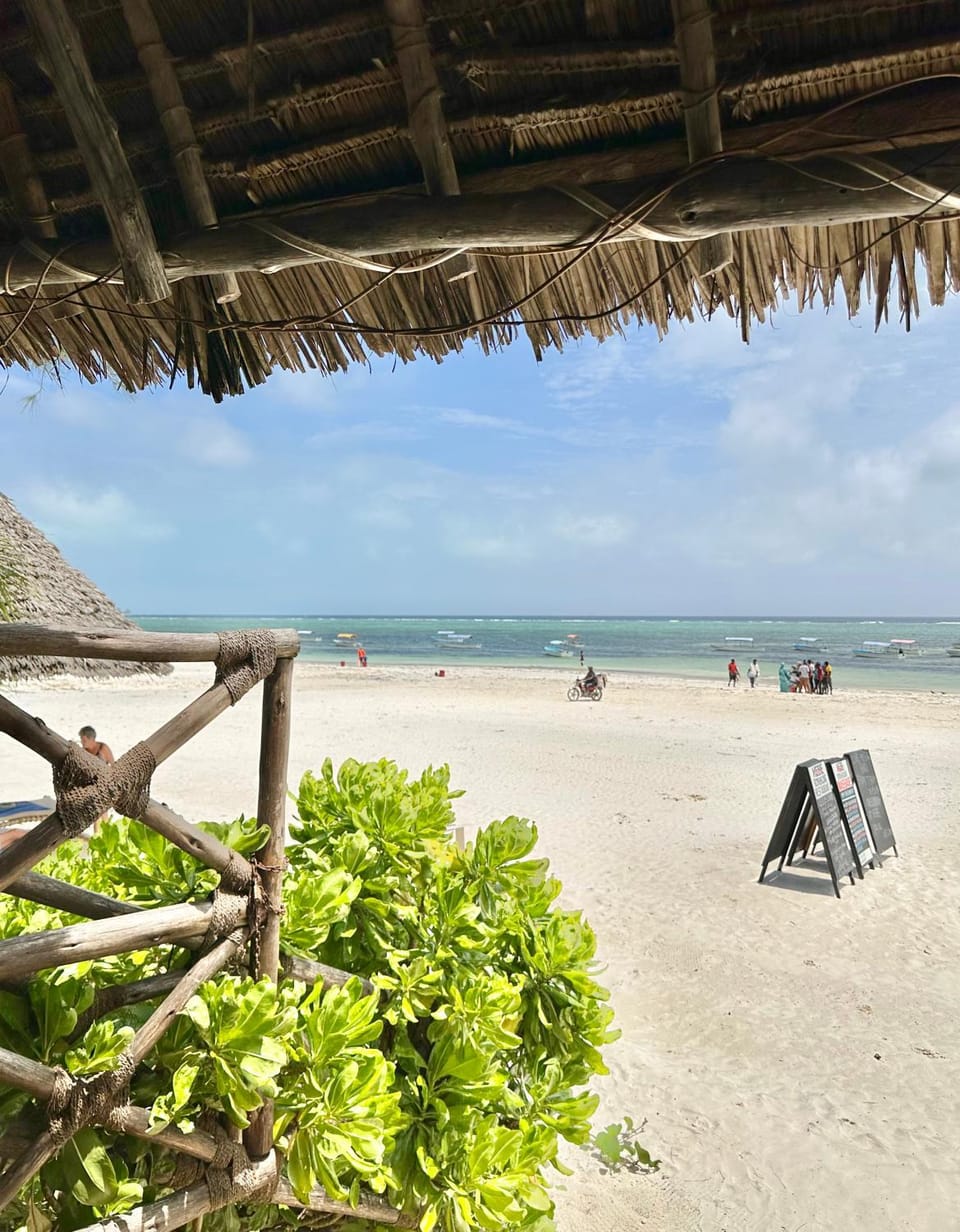 Restaurant/places to eat, Natural landscape, Beach, Evening entertainment, Sea view