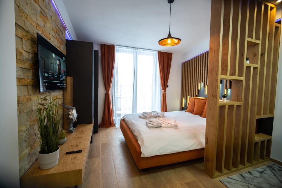 Bed, TV and multimedia, Bedroom