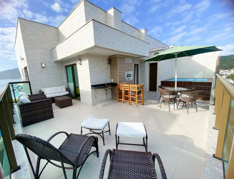Restaurant/places to eat, BBQ facilities, City view, Sea view, Swimming pool, pet friendly