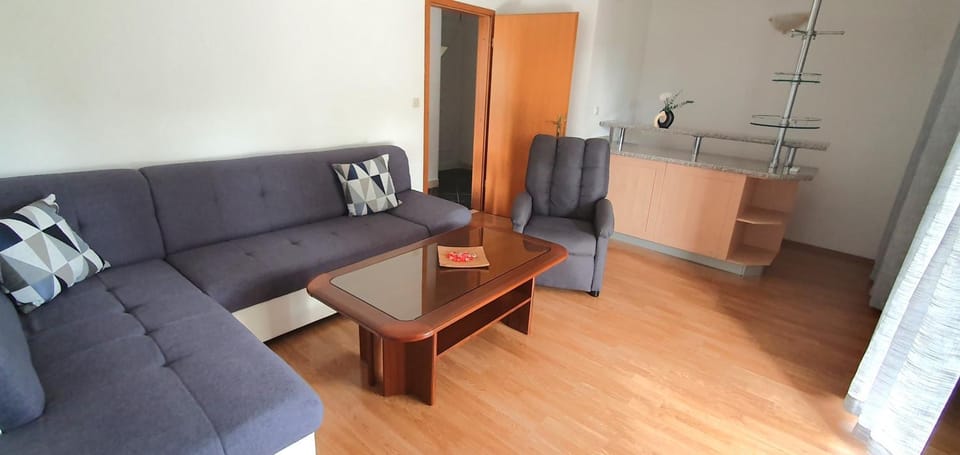 Decorative detail, Dining area, Animals, Garden view, Mountain view, Sea view, children, young children, older children, Family, Parking, internet, microwave, pet friendly, towels, air conditioner, air conditioner