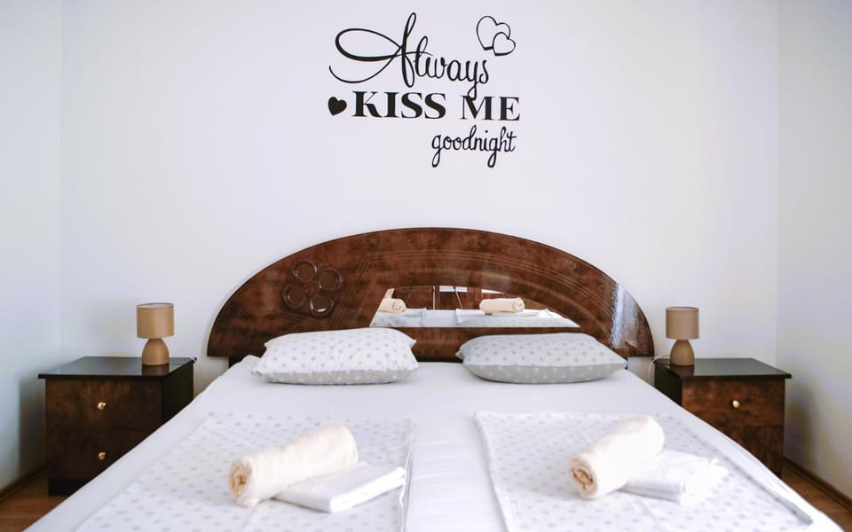 Shower, Toilet, Bed, Garden, Garden, Photo of the whole room, Bedroom, Text overlay, Garden view, Garden view, Sea view, hair dryier, internet, microwave, towels, towels, air conditioner, air conditioner
