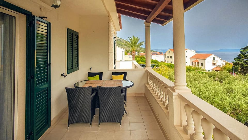 Property building, Patio, Day, Garden, View (from property/room), Balcony/Terrace, Living room, Dining area, Garden view, Mountain view, Sea view, Street view, Parking, dishwasher, microwave, oven, towels, washing machine, washing machine, kitchen, air conditioner