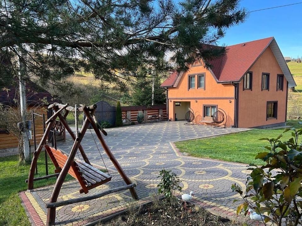 U Troh Brativ House in Lviv Oblast
