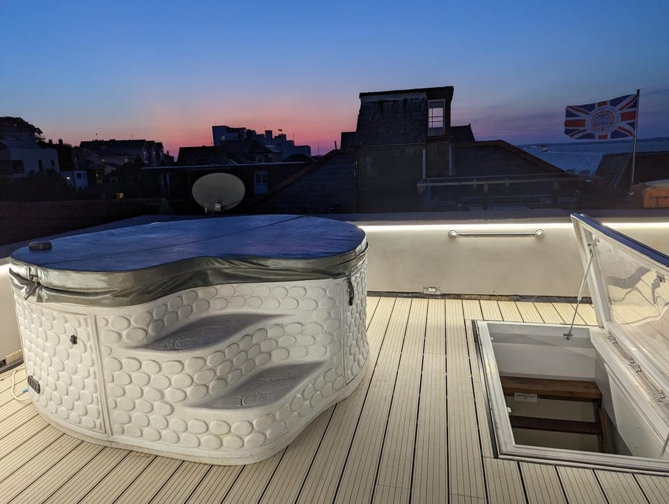 Seafarer's View - 6 bedroom townhouse in Cowes, parking & seaviews. House in England