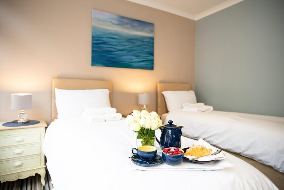 Seafarer's View - 6 bedroom townhouse in Cowes, parking & seaviews. House in England