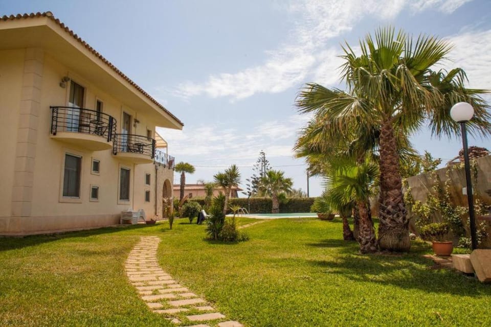 VILLA LIBECCIO appartment with shared swimming pool, at 200 meters from the beach, solarium and private parking House in Avola