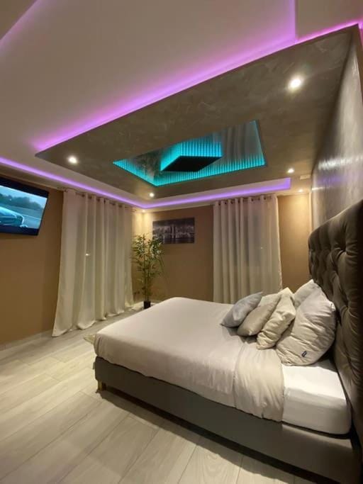 Bed, TV and multimedia, Bedroom