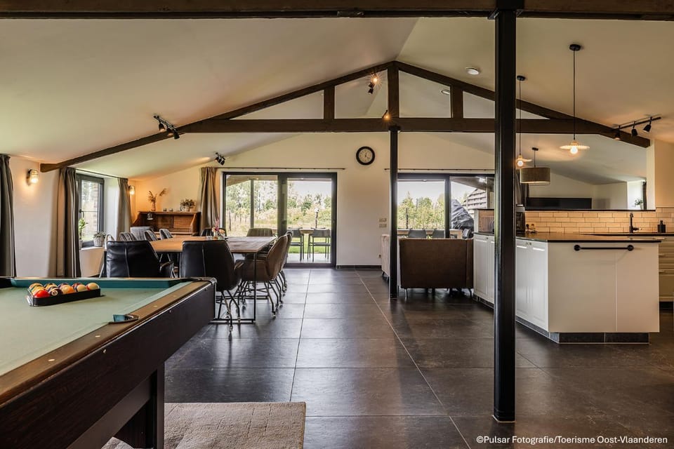 Game Room, Living room, Dining area