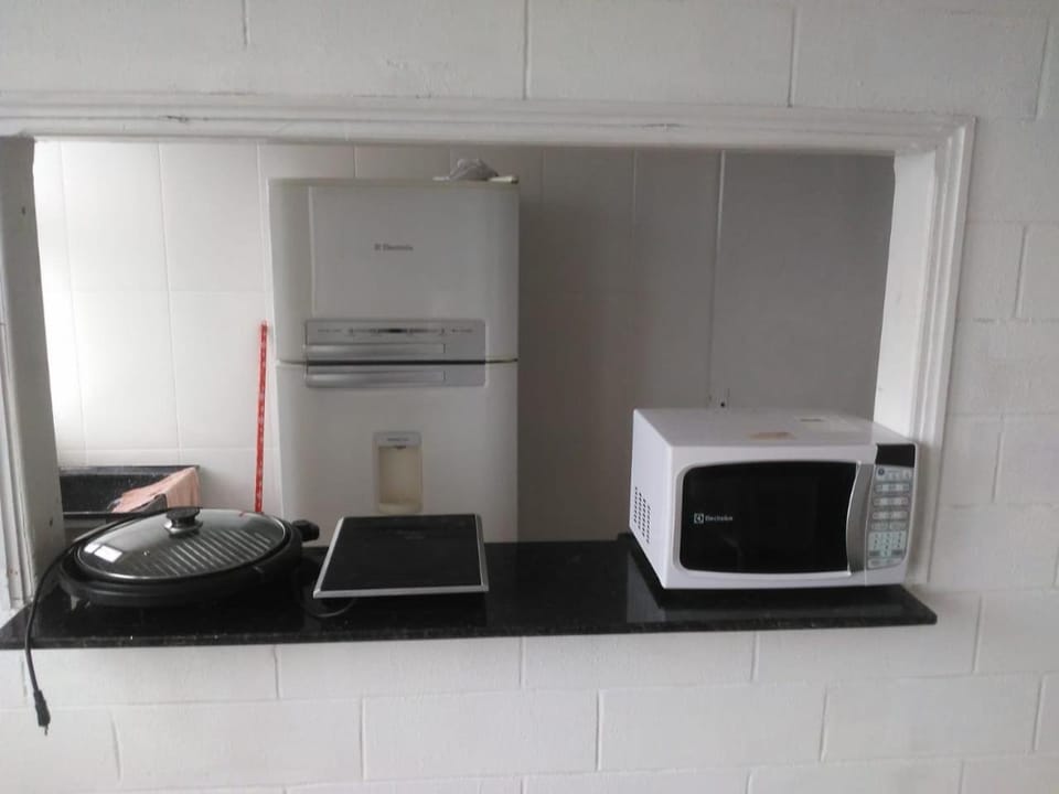 Kitchen or kitchenette, minibar, stove
