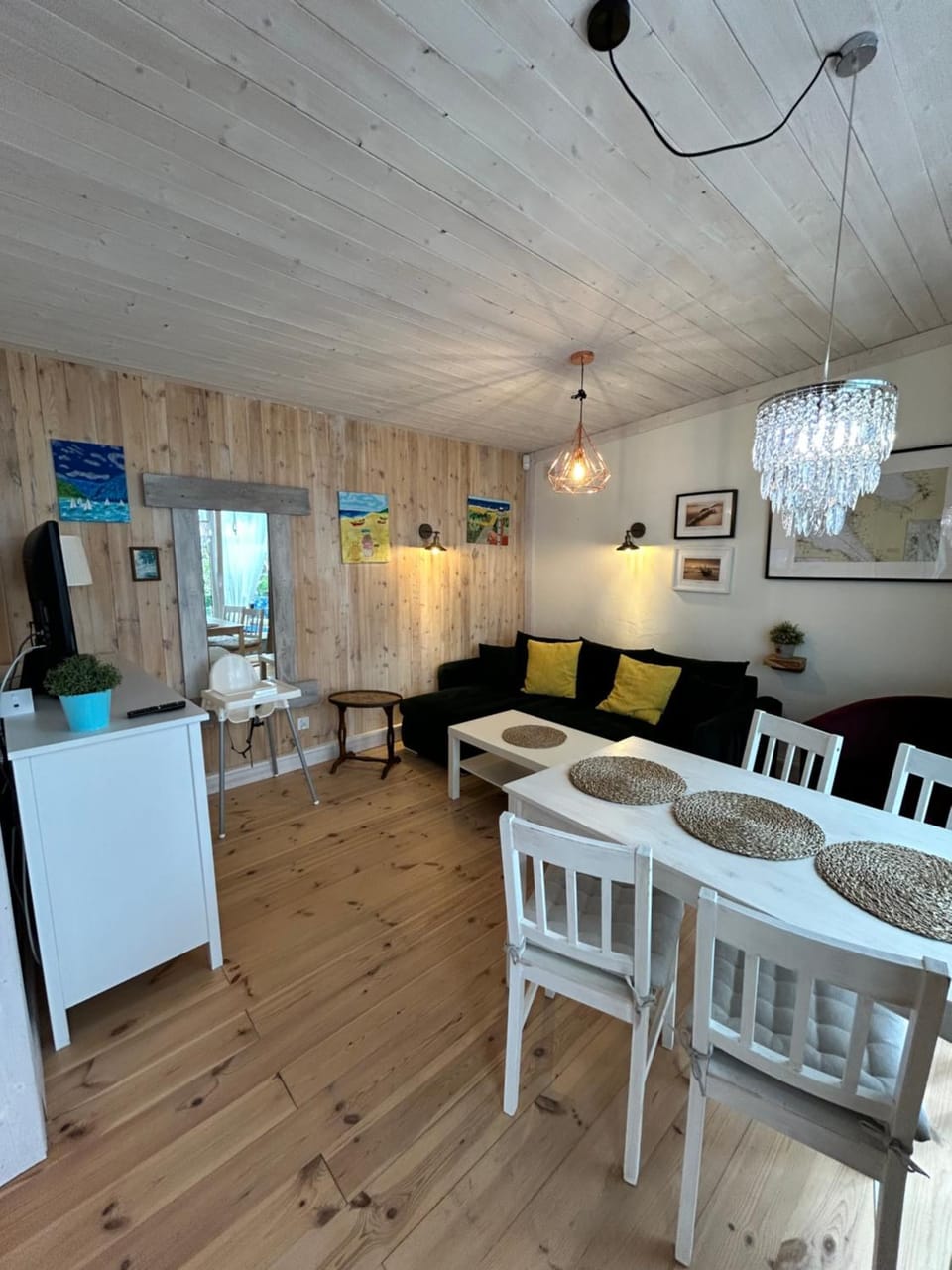 Living room, Seating area, Dining area