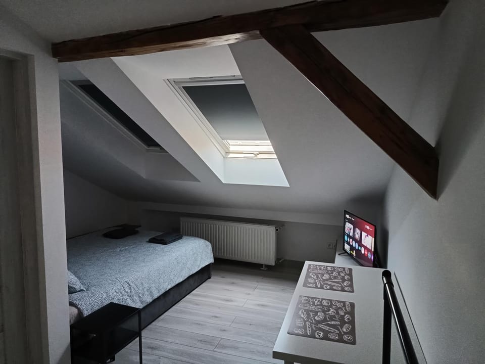 Bed, TV and multimedia, Photo of the whole room, Evening entertainment, Bedroom