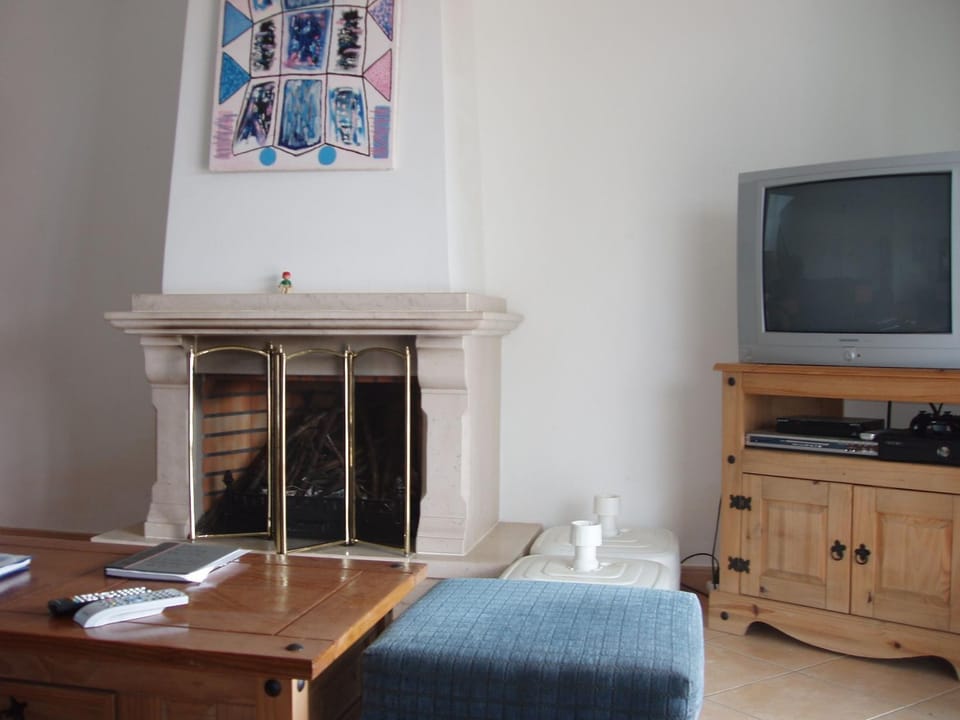 Communal lounge/ TV room, TV and multimedia, Living room, fireplace