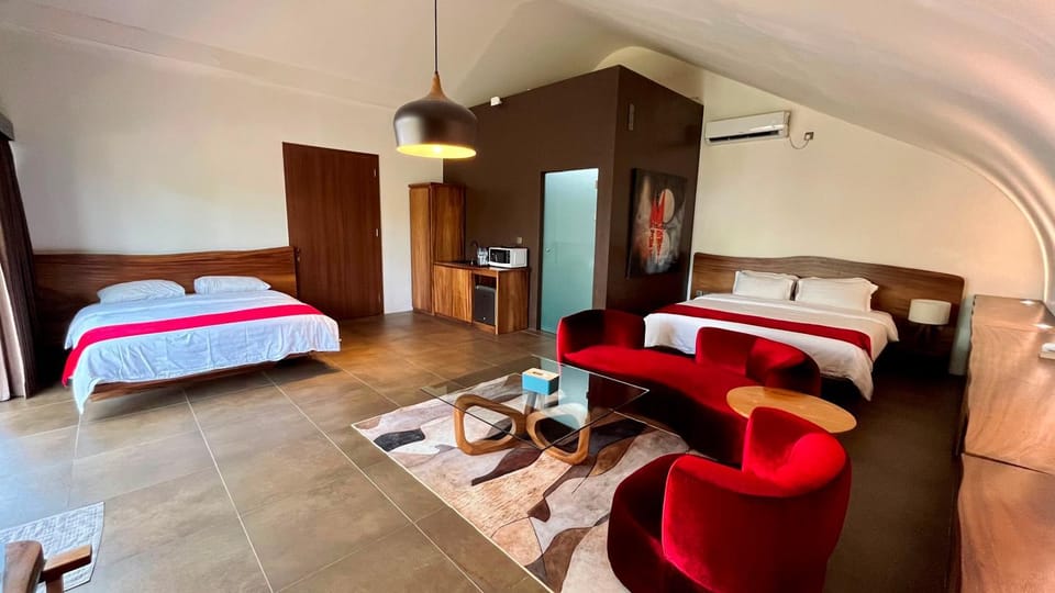 Bed, Living room, Photo of the whole room, Seating area, wardrobe, air conditioner