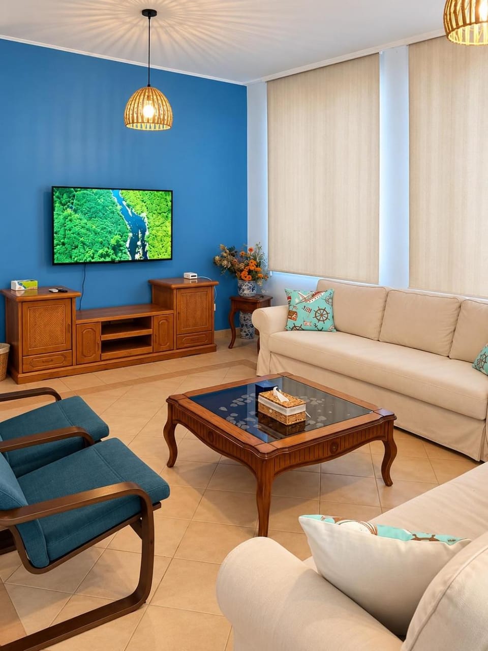 Communal lounge/ TV room, TV and multimedia, Living room, Seating area, Evening entertainment