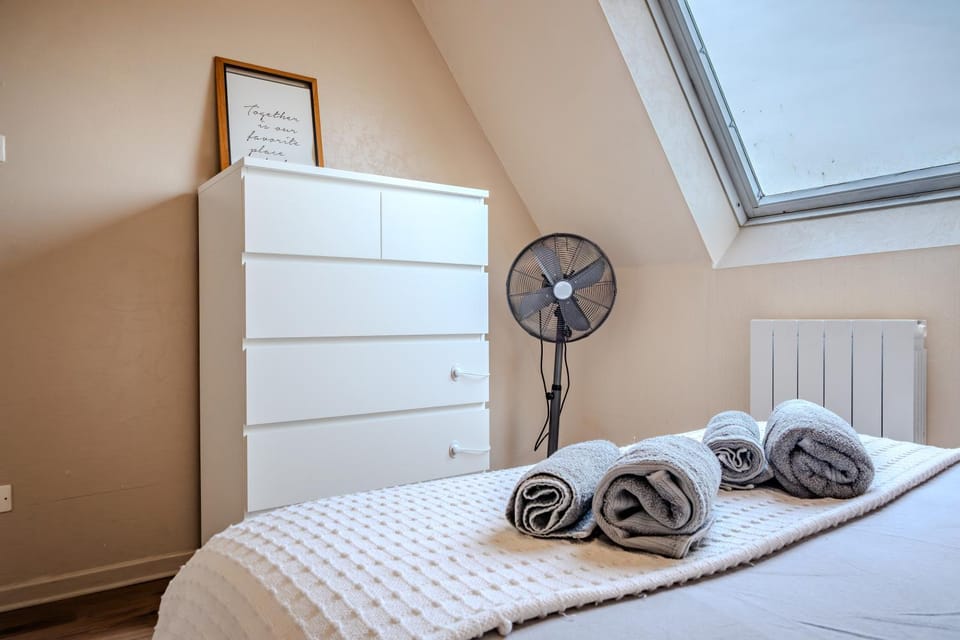 Photo of the whole room, Bedroom, towels, towels