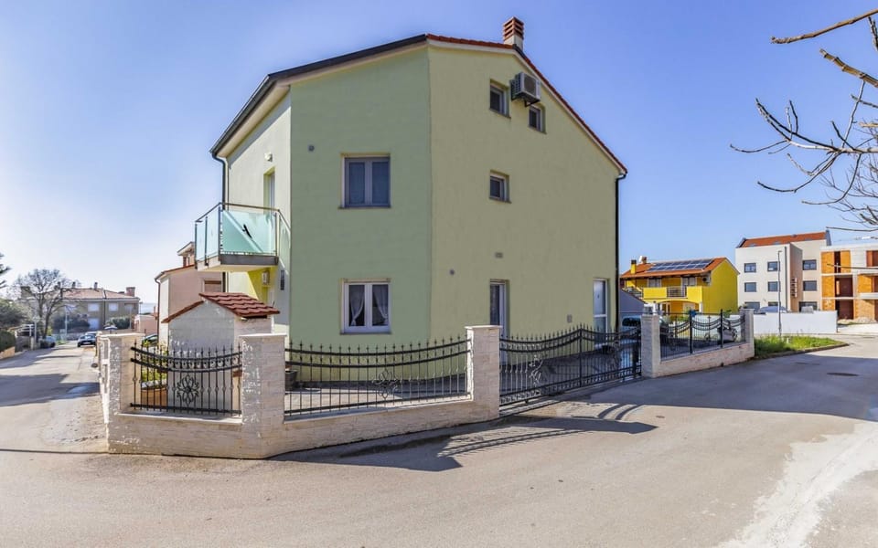 Property building, Facade/entrance, Off site