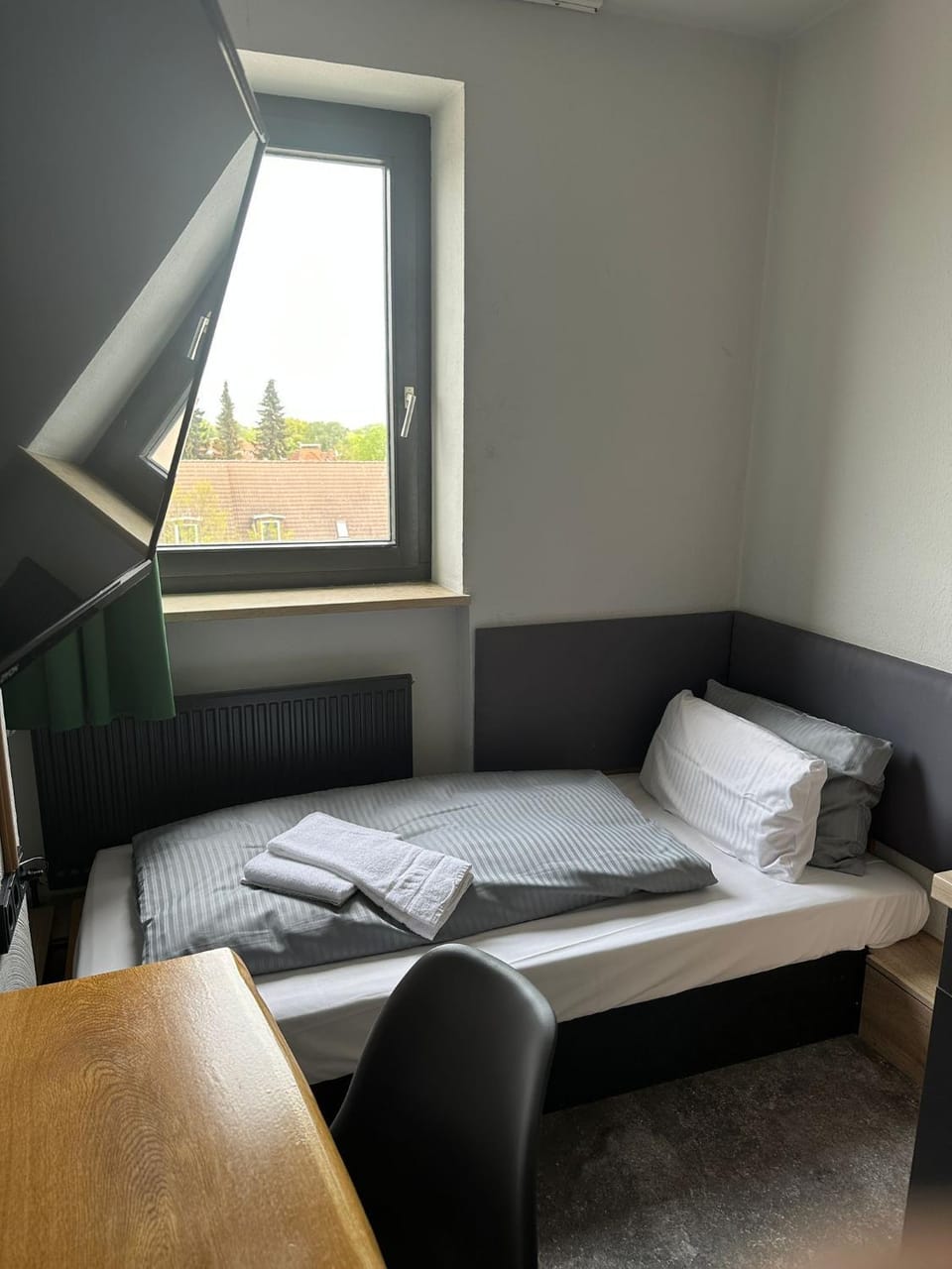 Bed, Photo of the whole room, Bedroom, towels