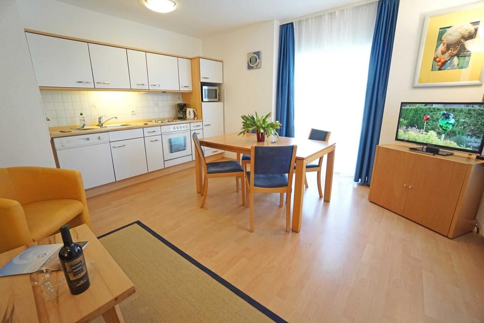 Kitchen or kitchenette, Living room, Seating area, Dining area