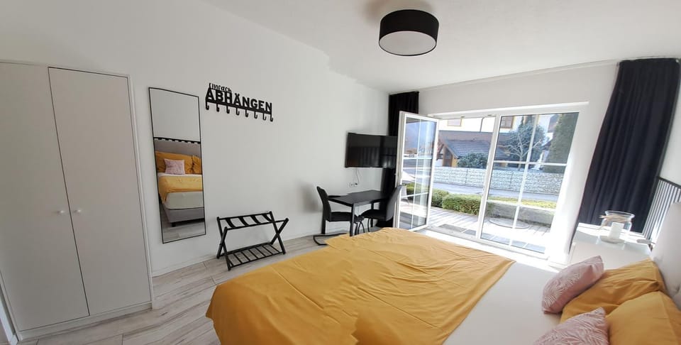 Bed, TV and multimedia, Living room, Photo of the whole room, Seating area, Bedroom, wardrobe