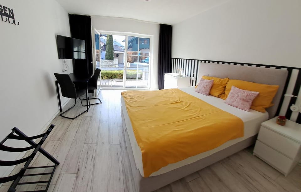 Bed, TV and multimedia, Photo of the whole room, Bedroom