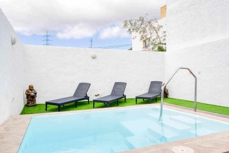 Swimming pool, sunbed