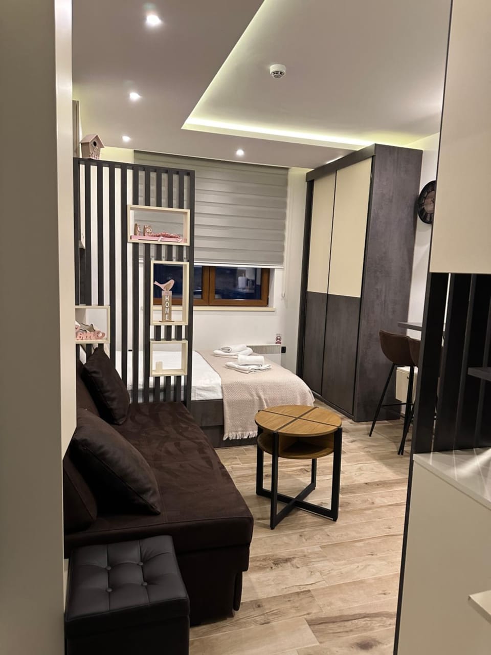 Bed, Seating area