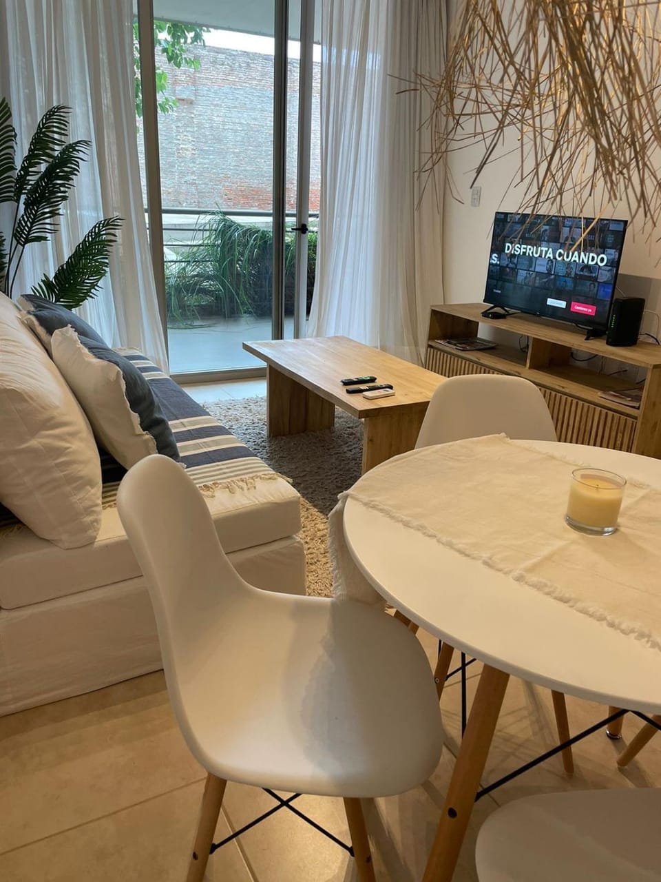 TV and multimedia, Living room, Seating area, Dining area