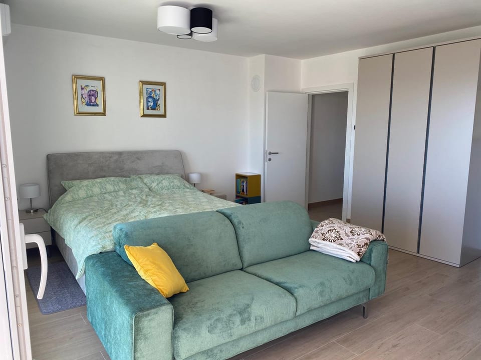 Bed, Seating area, Bedroom