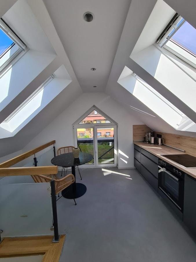 Coffee/tea facilities, Kitchen or kitchenette, Dining area, dishwasher, kitchen