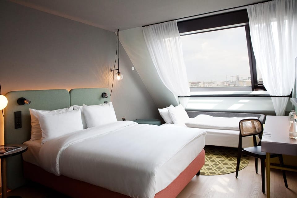 Bed, Photo of the whole room, Seating area, Bedroom, Family
