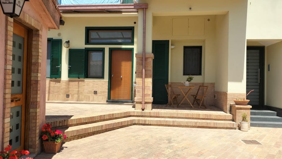 Property building, Patio, Balcony/Terrace