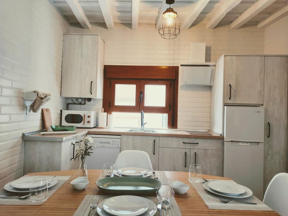 Kitchen or kitchenette, Dining area