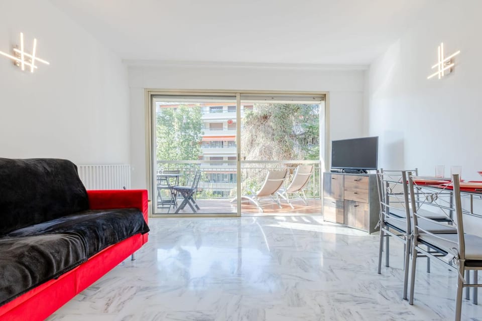 Renovated 3-Room Apartment in a Leafy Park Apartment in Cannes