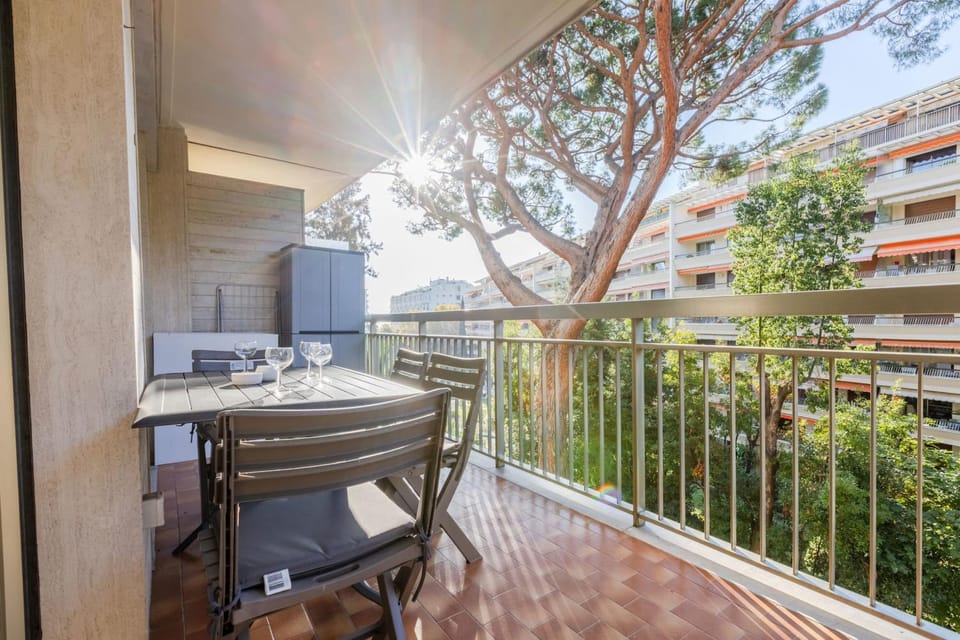 Renovated 3-Room Apartment in a Leafy Park Apartment in Cannes