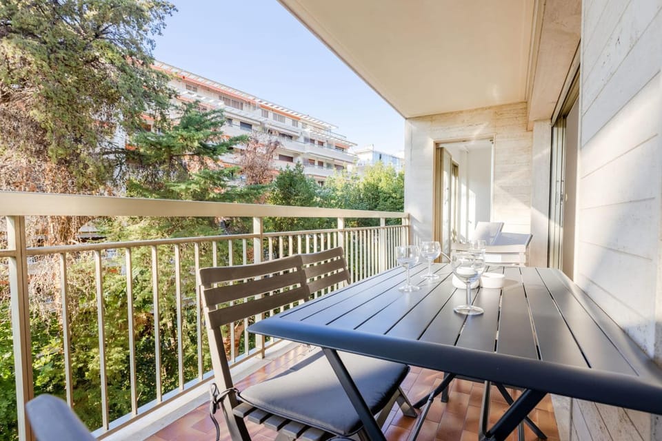 Renovated 3-Room Apartment in a Leafy Park Apartment in Cannes