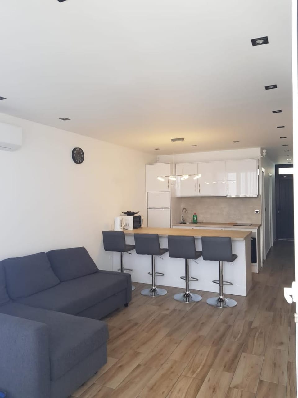 Photo of the whole room, kitchen