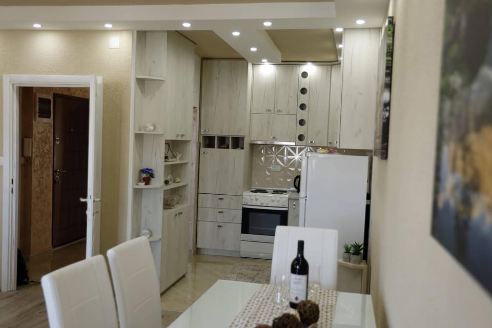 Kitchen or kitchenette, Dining area