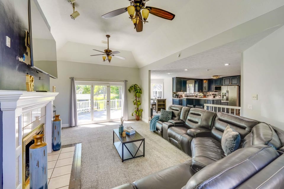Spacious Refuge w/ Private Pool & Outdoor Bar! House in Lake Erie