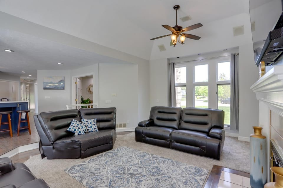 Spacious Refuge with Private Pool and Outdoor Bar! House in Lake Erie