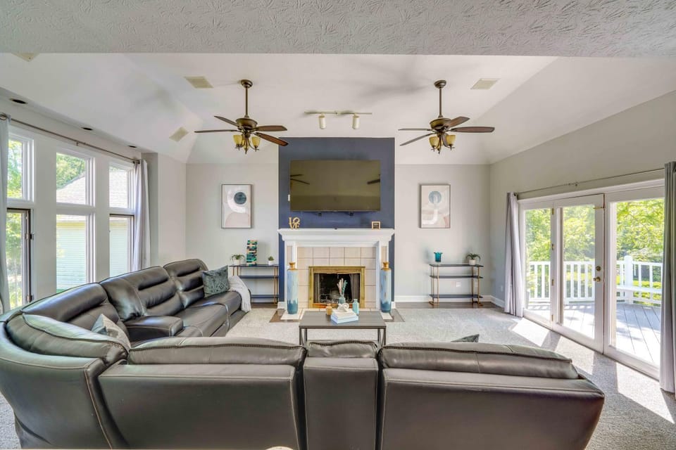Spacious Refuge w/ Private Pool & Outdoor Bar! House in Lake Erie