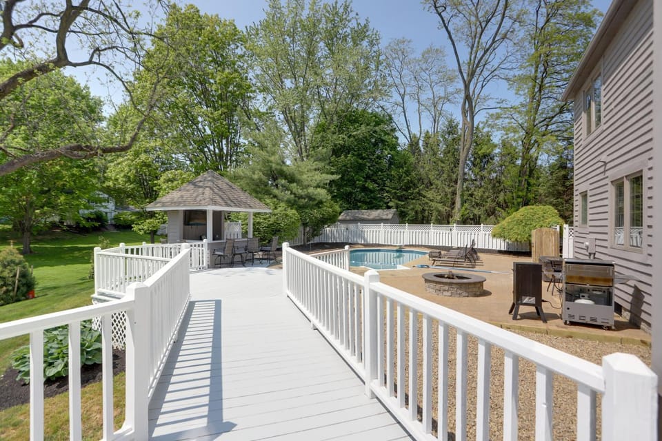 Spacious Refuge with Private Pool and Outdoor Bar! House in Lake Erie