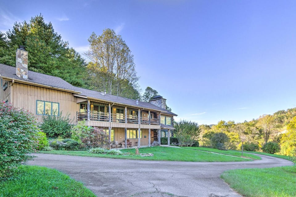 River Access, Mtn Views! All-Season Cullowhee Base Villa in Tennessee