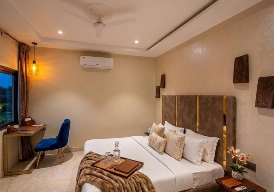 Photo of the whole room, Bedroom