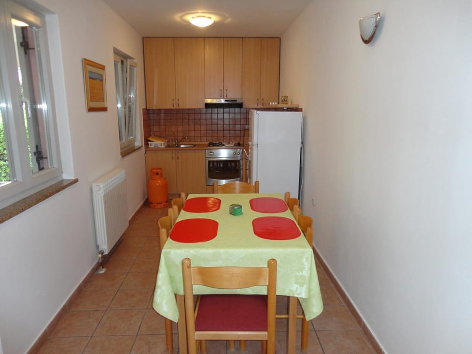 Coffee/tea facilities, Kitchen or kitchenette, Dining area