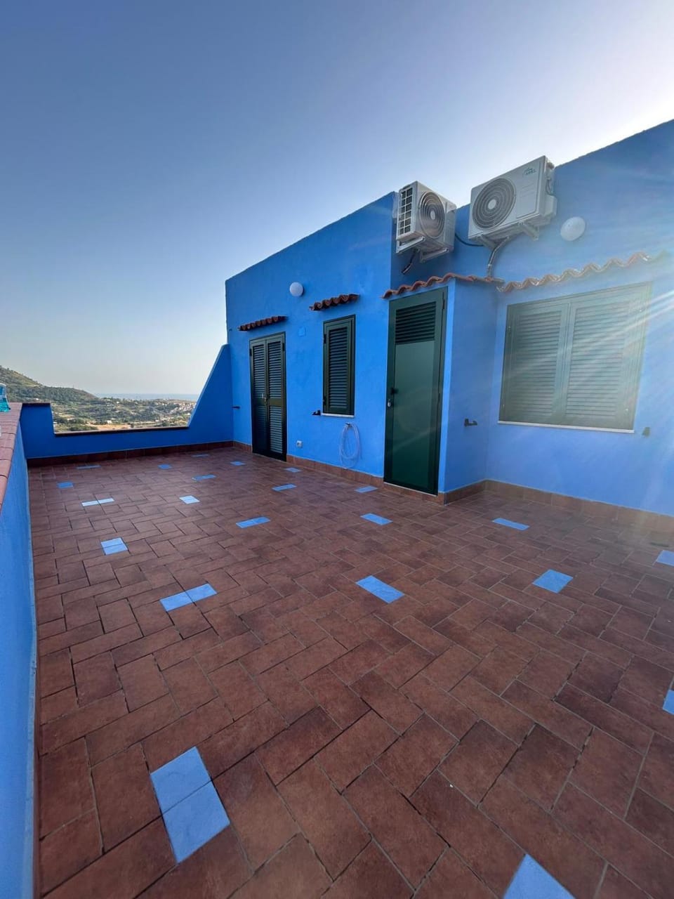 Property building, Day, Balcony/Terrace