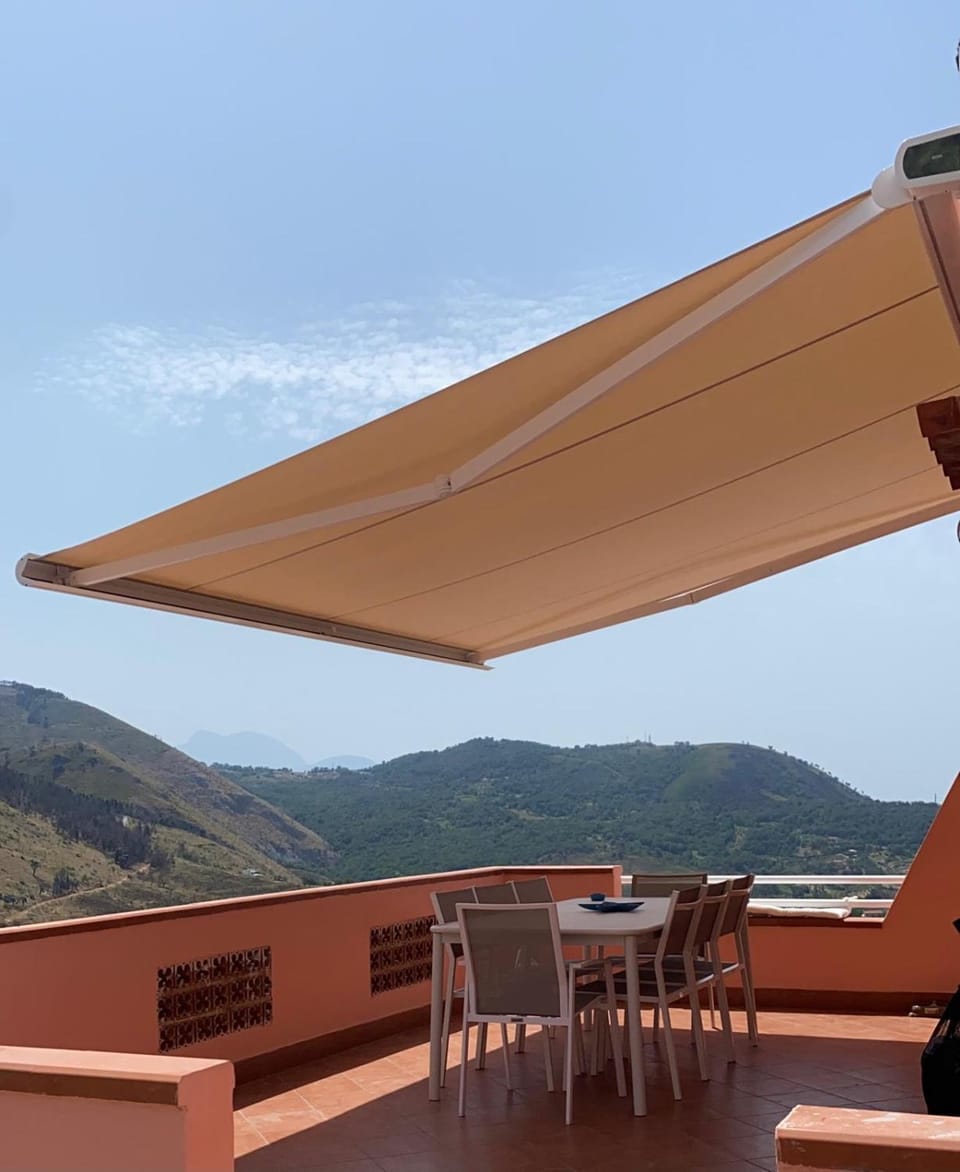 Patio, View (from property/room), Balcony/Terrace, Dining area, Mountain view