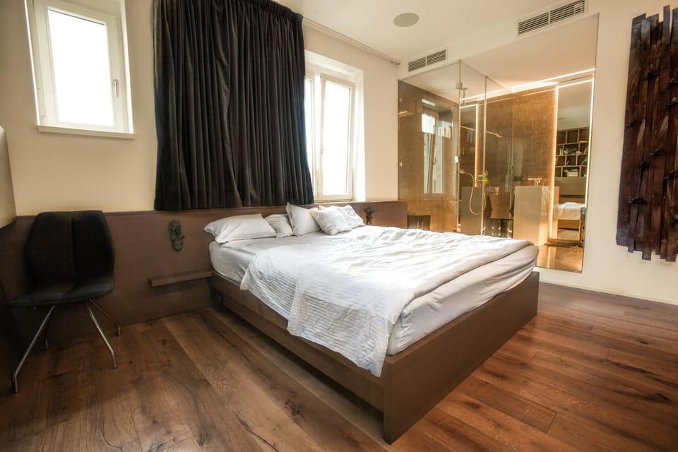 Photo of the whole room, Bedroom