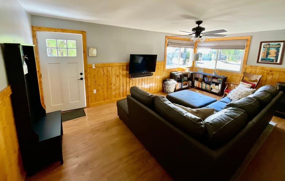 Property building, TV and multimedia, Living room, Family, Family